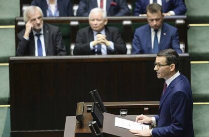 El primer ministro polaco Mateusz Morawiecki, en el parlamento. Al fondo, en el centro, Jaroslaw Kaczynski.