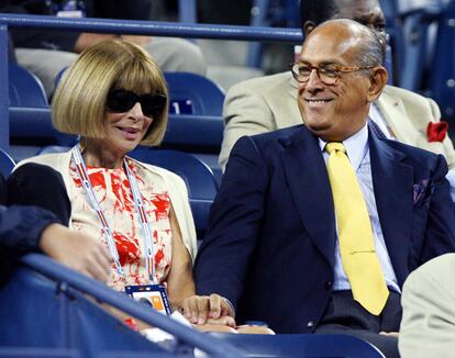 Anna Wintour and Oscar De La Renta watch Andy Roddick play Roger Federer at the U.S. Open in New York