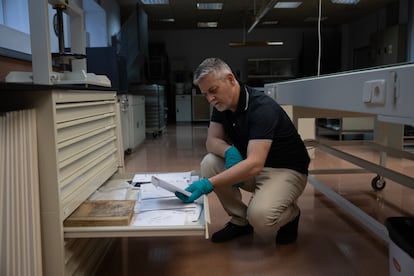 Javier Castillo, director del Archivo Regional de Murcia, muestra dónde se guardan algunos de los documentos, el pasado lunes 12 de mayo.