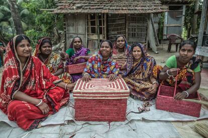 Un grupo de mujeres productoras de la comunidad de ManiKhar realizan cestas para BaSe (Bangladesh Shilpo Ekota), una organización de comercio justo que coordina y promueve la producción de artesanías.