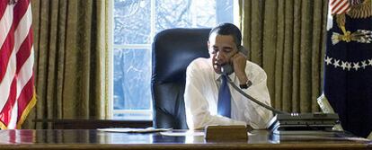 El presidente Barack Obama habla por teléfono desde el Despacho Oval de la Casa Blanca en su primer día como presidente de EE UU.