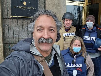 An undated photo courtesy of Fox News showing cameraman Pierre Zakrzewski (l) posing with colleagues at the Kyiv Intercontinental Hotel.