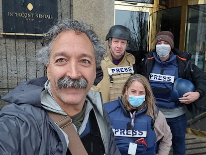 Pierre Zakrzewski, en primer término, en la puerta del hotel Intercontinental de Kiev, en una foto reciente.
