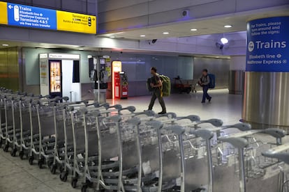 Escasos viajeros en el aeropuerto de Heathrow tras su cierre este viernes. 