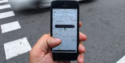 Un m&oacute;vil muestra la aplicaci&oacute;n Uber.
