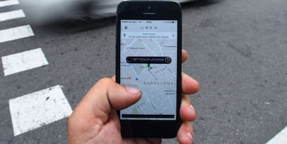 Un móvil muestra la aplicación Uber.