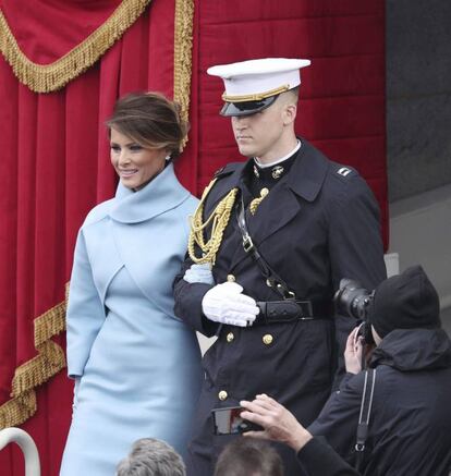 Melania Trump llega escoltada por un marine al Capitolio.