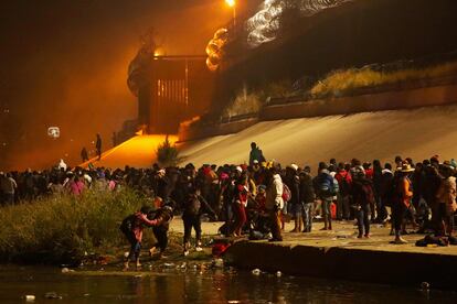 El cruce masivo de migrantes se ha registrado en un momento en el que las instalaciones de la Patrulla Fronteriza estadounidense ya había superado su capacidad máxima de 3.500 personas. Tras el paso de este domingo, se calcula que hay en la sede de esa depenendencia gubernamental más de 5.000 migrantes. En la imagen, migrantes cruzan el río Bravo para llegar a las instalaciones de la Patrulla Fronteriza en El Paso.