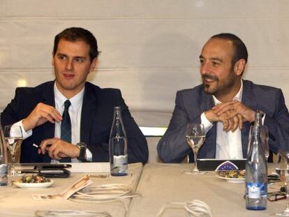 El l&iacute;der de Ciutadans, Albert Rivera, y el n&uacute;mero 2, Jordi Ca&ntilde;as, durante la reuni&oacute;n de la ejecutiva celebrada esta ma&ntilde;ana en Barcelona.