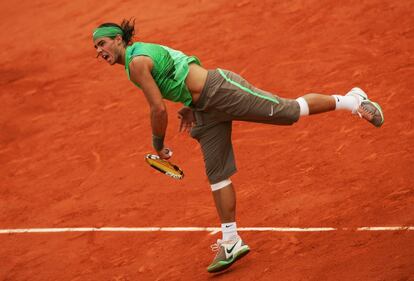 El tenista balear Rafael Nadal, después de golpear la pelota en la final de Roland Garros 2008 frente al suizo Roger Federer.