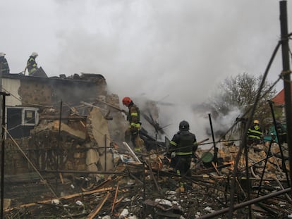 Los bomberos trabajan en el lugar donde unos edificios residenciales fueron dañados por un ataque con misiles rusos en Odesa, este sábado.