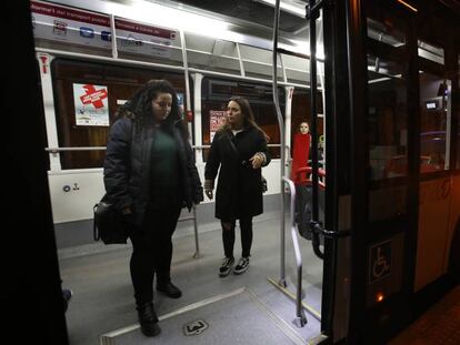 Una dona baixa de l'autobús a Terrassa.