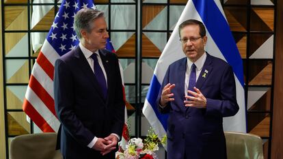 El secretario de Estado estadounidense, Antony Blinken, con el presidente israelí, Isaac Herzog, este miércoles en Tel Aviv.