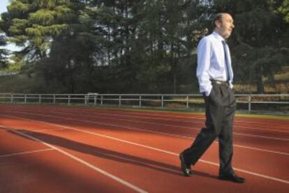 El vicepresidente del Gobierno en las pistas de atletismo del INEF.