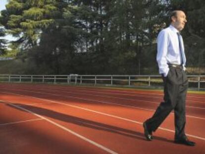 El vicepresidente del Gobierno en las pistas de atletismo del INEF.