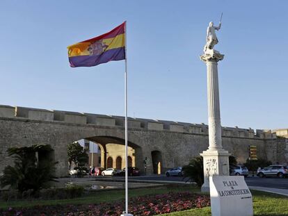 La bandera republicana izada en la plaza de la Constitución de Cádiz.