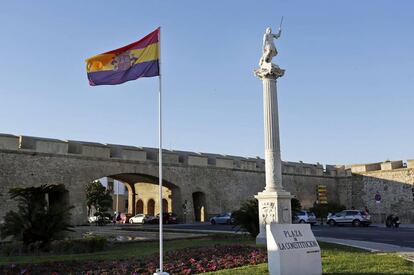 La bandera republicana izada en la plaza de la Constitución de Cádiz.