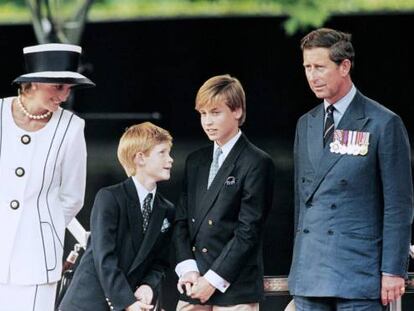 Diana de Gales y Carlos de Inglaterra con sus hijos, Enrique y Guillermo, en 1995.