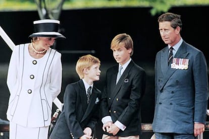 Diana de Gales observa a sus hijos Enrique y Guillermo junto a Carlos de Inglaterra, en 1995.