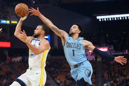 Stephen Curry lanza a canasta ante Scotty Pippen Jr. en el partido de este martes.