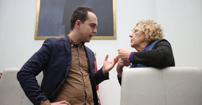 El concejal de Desarrollo Urbano Sostenible, José Manuel Calvo, con la alcaldesa, Manuela Carmena.