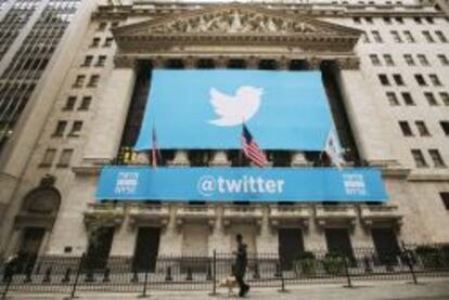 El pajarito de Twitter en la fachada del New York Stock Exchange.