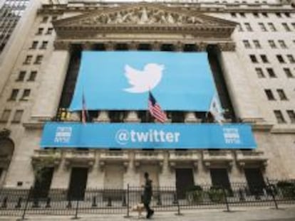 El pajarito de Twitter en la fachada del New York Stock Exchange.