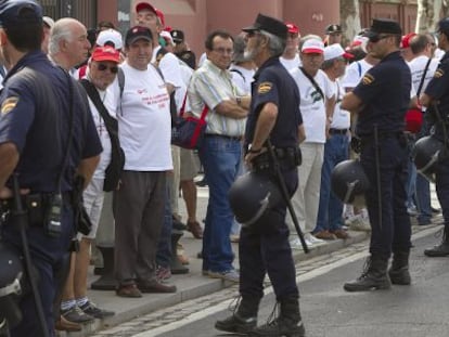 Protesta de los trabajadores de Santana ante el Palacio de San Telmo, Sevilla. 