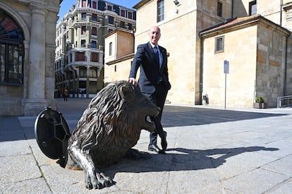 El alcalde de Len, Jos Antonio Diez, junto a la estatua del len, frente al Ayuntaniento, el miercoles 26 de febrero.