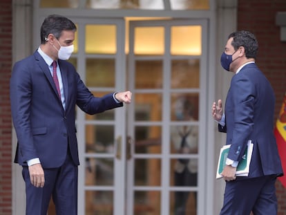 El presidente del Gobierno, Pedro Sánchez (izquierda), saluda con el puño al presidente de la Junta de Andalucía, Juan Manuel Moreno Bonilla, a su llegada al Palacio de la Moncloa, este jueves.