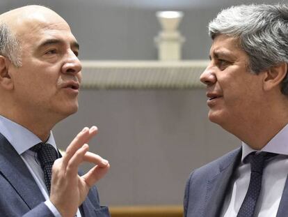 Desde la izquierda, Pierre Moscovici, comisario europeo de Economía, y Mário Centeno, ministro portugués de Finanzas.