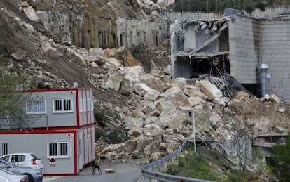 Destrozos causados por el desprendimiento en las instalaciones de la central eléctrica de Cortes de Pallás.