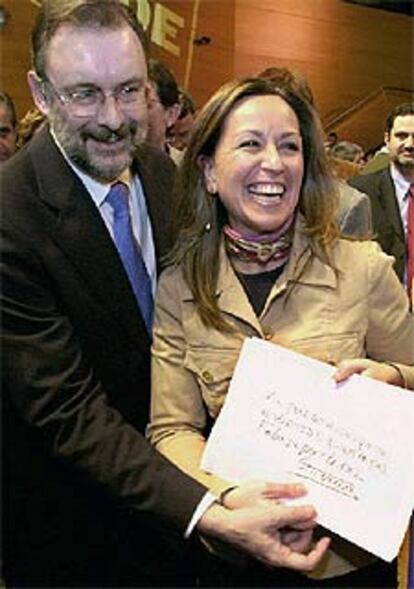 Cuesta con Trinidad Jiménez, candidata del PSOE a la alcaldía de Madrid.