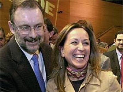 Cuesta con Trinidad Jiménez, candidata del PSOE a la alcaldía de Madrid.