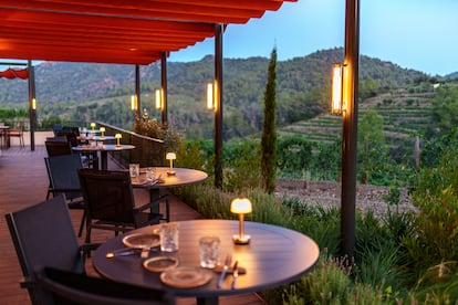 Terraza del restaurante Vinum, con vistas a los viñedos, en Mas d'en Bruno, en Torroja del Priorat, Tarragona. Imagen proporcionada por el establecimiento.