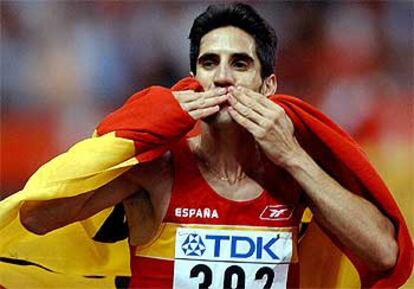 Eliseo Martín celebra su medalla de bronce en la final de los 3.000 metros obstáculos en los Campeonatos del Mundo de París.