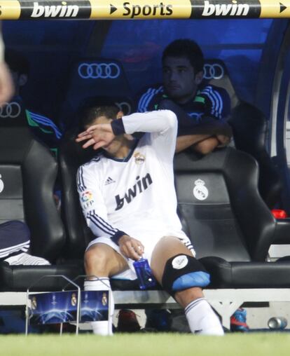 Cristiano Ronaldo se duele de su rodilla izquierda.