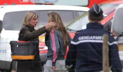 Unos familiares de las víctimas del accidente en Puisseguin (Francia), el 23 de octubre 2015.