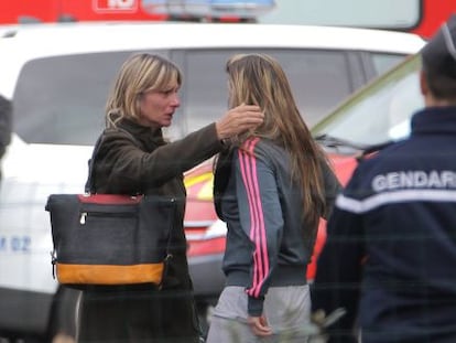 Unos familiares de las víctimas del accidente en Puisseguin (Francia), el 23 de octubre 2015.