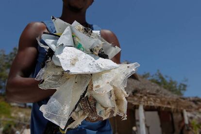 Vecinos de Watamu (Kenia) participan en la limpieza de la playa.