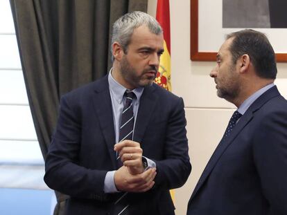 El presidente de Aena, Maurici Lucena, junto al ministro de Transportes, José Luis Ábalos.