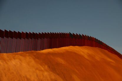 La cerca de la frontera que separa Estados Unidos y México visto en Tijuana.