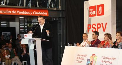 El secretario general del PSPV, Ximo Puig, durante su intervenci&oacute;n en la convenci&oacute;n de alcaldes. 