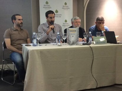 Gaizka Fernández Soldevilla, Raúl López Romo, Florencio Domínguez y Teo Uriarte (de iquierda a derecha), en la presentación del libro 'Memorias del terrorismo en España'.