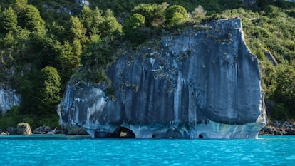 Las Capillas de Mármol, sobre las aguas turquesas del lago General Carrera, en la Patagonia chilena.