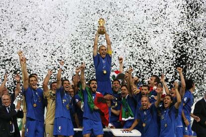 Cannavaro levanta el trofeo en medio de la explosión triunfal de los italianos.