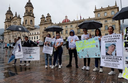 Familiares de colombianos detenidos en Venezuela realizan un plantón frente al Congreso de Colombia, en Bogotá.
