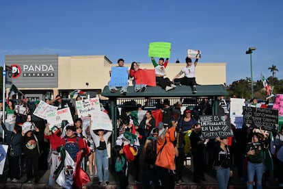 Una gran multitud se manifiesta contra las polticas antiinmigrantes hacia los mexicanos que viven y trabajan en Estados Unidos y San Diego, en la avenida Highland de National City, condado de San Diego, el pasado 31 de enero.