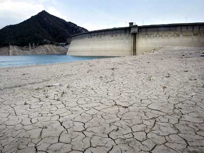 El nivel que presentaba el agua ayer en el pantano de Baells (Barcelona).
