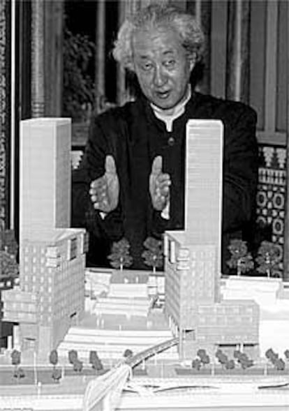 Isozaki, junto a parte de la maqueta de su proyecto para la zona de Uribitarte.